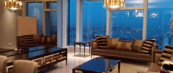 Üsküdar temizlik şirketi tarafından temizlenmiş lüks villa oturma odası: ferah cam cepheli, düzenli mobilyalı, parlak zeminli ve hijyenik yaşam alanı görüntüsü.